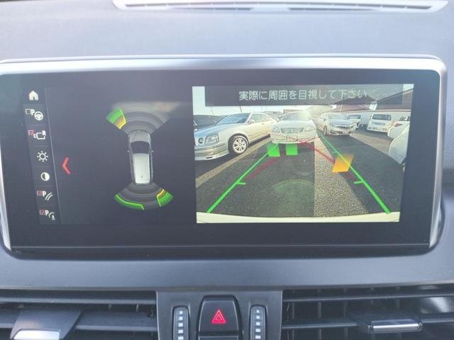 便利なバックビューカメラを装備し、ステアリング舵角に合わせたガイドライン表示もおこないます。駐車が苦手な方でも安心していただける装備です。