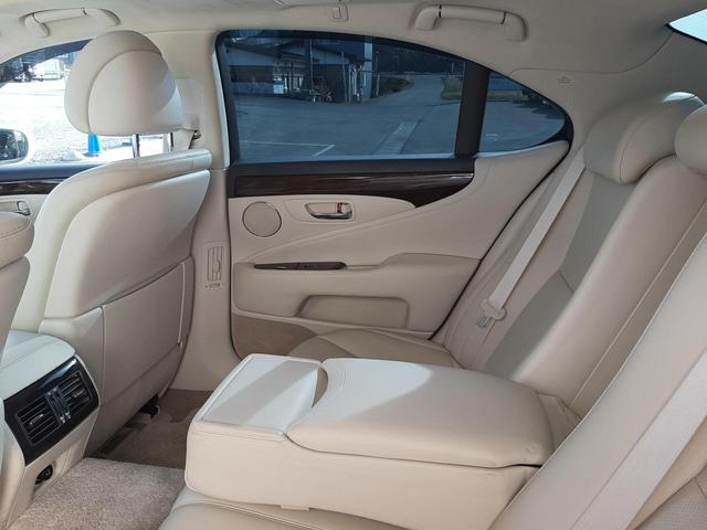 ＬＳ ＬＳ４６０　バージョンＳ　Ｉパッケージ　本革シート　サンルーフ　純正１９インチＡＷ　ステアリングヒーター　ムーンルーフ　エアーシートバックモニタ　パワートランクリッド　純正ＥＧスターター　ビルトインＥＴＣ（35枚目）