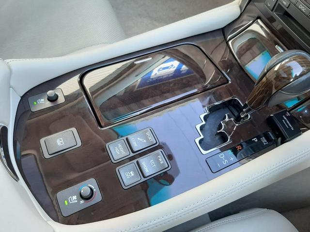 ＬＳ ＬＳ４６０　バージョンＳ　Ｉパッケージ　本革シート　サンルーフ　純正１９インチＡＷ　ステアリングヒーター　ムーンルーフ　エアーシートバックモニタ　パワートランクリッド　純正ＥＧスターター　ビルトインＥＴＣ（50枚目）