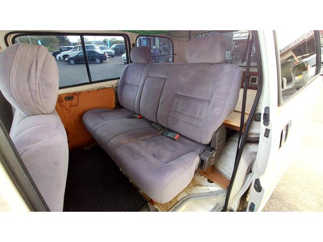 デリカカーゴ Ｅターボ　５速マニュアル　ＥＴＣ　純正デッキ付　ヒッチメンバー　車中泊　マット付（18枚目）