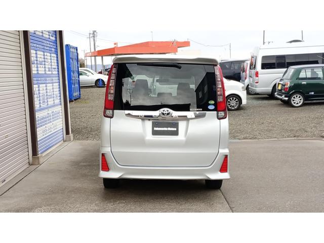 ノア Ｓｉ　４ＷＤ　ＥＴＣ　両側電動スライドドア　エンジンスタータースマートキー　キーレス　純正ナビ　夏・冬タイヤ　フルセグＴＶ　ＣＤ　ＤＶＤ　ＳＤ　Ｂｌｕｅｔｏｏｔｈ　ＦＭ　ＡＭ（9枚目）