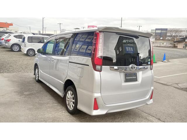ノア Ｓｉ　４ＷＤ　ＥＴＣ　両側電動スライドドア　エンジンスタータースマートキー　キーレス　純正ナビ　夏・冬タイヤ　フルセグＴＶ　ＣＤ　ＤＶＤ　ＳＤ　Ｂｌｕｅｔｏｏｔｈ　ＦＭ　ＡＭ（10枚目）