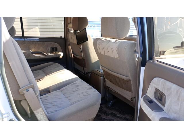 リヤシートも広々空間で足元スペースもしっかり確保！長距離ドライブも快適です♪