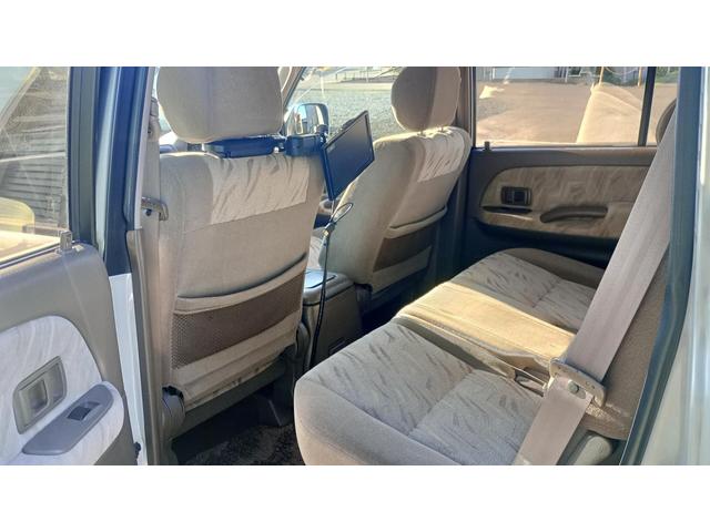 リヤシートも広々空間で足元スペースもしっかり確保！長距離ドライブも快適です♪