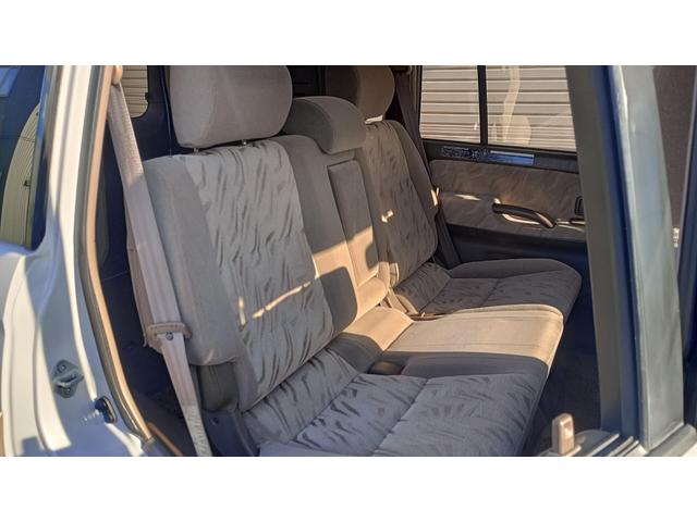 リヤシートも目立ったキズや汚れもなく綺麗な状態です！足元のスペースも確保しておりますので長距離ドライブも快適です♪