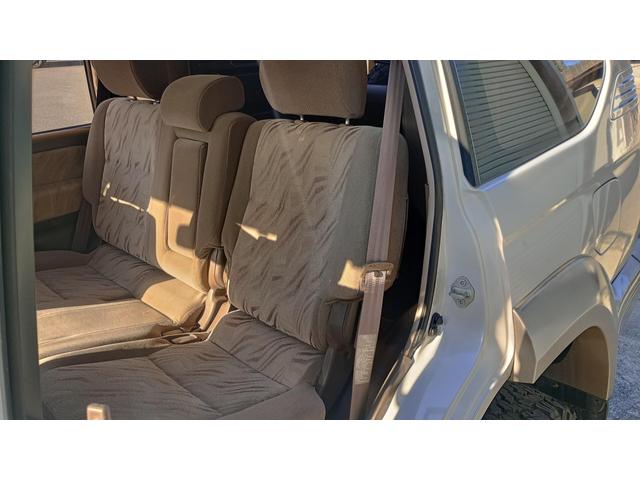 リヤシートも目立ったキズや汚れもなく綺麗な状態です！足元のスペースも確保しておりますので長距離ドライブも快適です♪