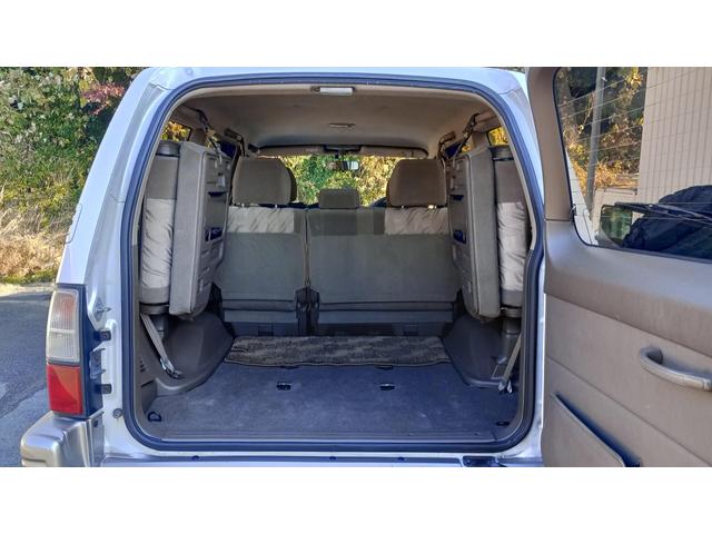 広々としたラゲッジスペース！リヤシートを倒せばさらに広々としたラゲッジスペースが広がります。レジャーやお買い物で大活躍です！