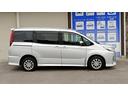 ノア Ｓｉ　４ＷＤ　ＥＴＣ　両側電動スライドドア　エンジンスタータースマートキー　キーレス　純正ナビ　夏・冬タイヤ　フルセグＴＶ　ＣＤ　ＤＶＤ　ＳＤ　Ｂｌｕｅｔｏｏｔｈ　ＦＭ　ＡＭ（8枚目）