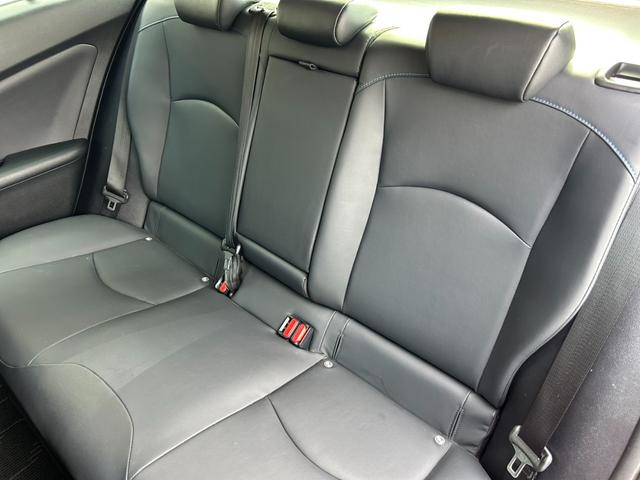 プリウス Ｓツーリングセレクション　後期型　セーフティセンス　黒レザーシート＆シートヒーター　純正９型ナビＴＶ・Ｂｌｕｅｔｏｏｔｈ・Ｂカメラ　ＥＴＣ　レーダークルーズ　ＬＥＤライト＆フォグランプ　クリアランスソナー　純正１７インチＡＷ（14枚目）