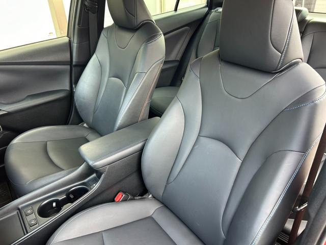 プリウス Ｓツーリングセレクション　後期型　セーフティセンス　黒レザーシート＆シートヒーター　純正９型ナビＴＶ・Ｂｌｕｅｔｏｏｔｈ・Ｂカメラ　ＥＴＣ　レーダークルーズ　ＬＥＤライト＆フォグランプ　クリアランスソナー　純正１７インチＡＷ（18枚目）