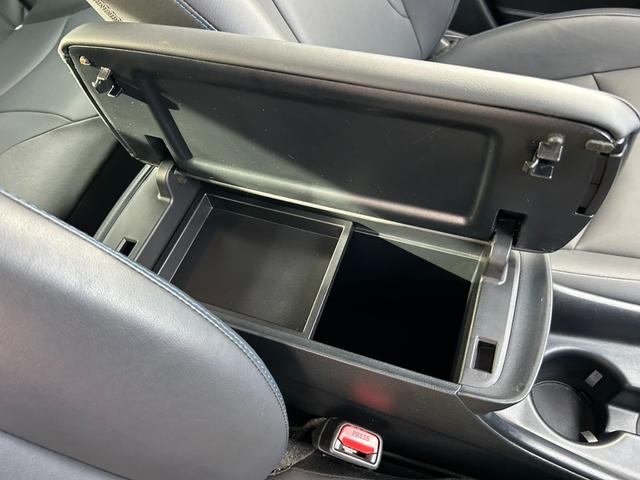 プリウス Ｓツーリングセレクション　後期型　セーフティセンス　黒レザーシート＆シートヒーター　純正９型ナビＴＶ・Ｂｌｕｅｔｏｏｔｈ・Ｂカメラ　ＥＴＣ　レーダークルーズ　ＬＥＤライト＆フォグランプ　クリアランスソナー　純正１７インチＡＷ（20枚目）