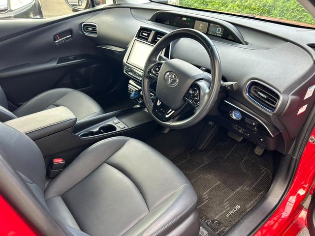 プリウス Ｓツーリングセレクション　後期型　セーフティセンス　黒レザーシート＆シートヒーター　純正９型ナビＴＶ・Ｂｌｕｅｔｏｏｔｈ・Ｂカメラ　ＥＴＣ　レーダークルーズ　ＬＥＤライト＆フォグランプ　クリアランスソナー　純正１７インチＡＷ（21枚目）