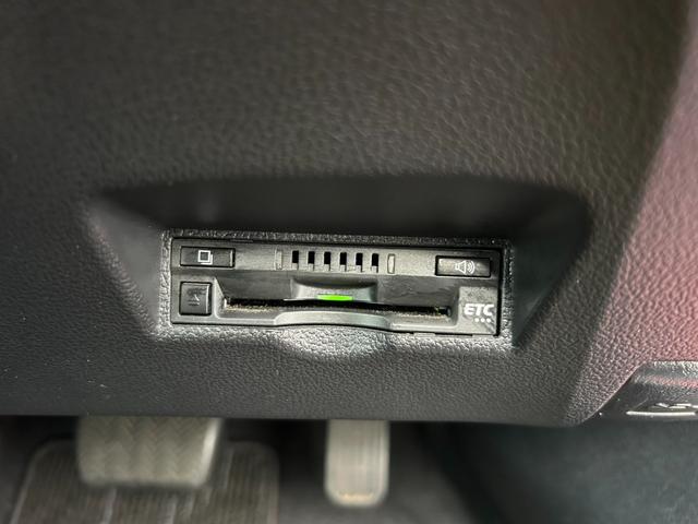 プリウス Ｓツーリングセレクション　後期型　セーフティセンス　黒レザーシート＆シートヒーター　純正９型ナビＴＶ・Ｂｌｕｅｔｏｏｔｈ・Ｂカメラ　ＥＴＣ　レーダークルーズ　ＬＥＤライト＆フォグランプ　クリアランスソナー　純正１７インチＡＷ（35枚目）