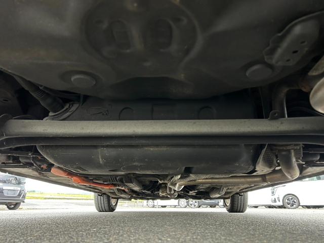 アクア Ｓ　ハイブリット　車検令和９年２月まで　純正ナビＴＶ・Ｂｌｕｅｔｏｏｔｈ・Ｂカメラ　プッシュスタート・スマートキー　横滑り防止機能　前席シートヒーター　寒冷地仕様　社外１５インチＡＷ　販売店保証（11枚目）