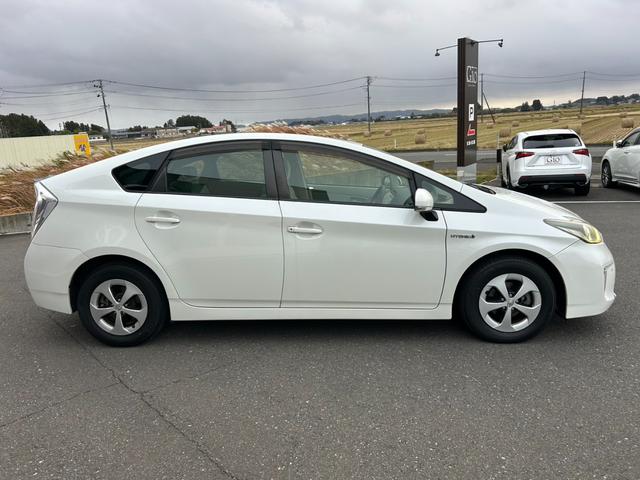 プリウス Ｓ　後期型　車検整備付き　純正ナビＴＶ・Ｂｌｕｅｔｏｏｔｈ・Ｂモニター　ステアスイッチ　ＨＩＤヘッドライト＆フォグ　ＥＴＣ　横滑り防止機能　プッシュスタート＆スマートキー　コーナーセンサー　前後ドラレコ（4枚目）