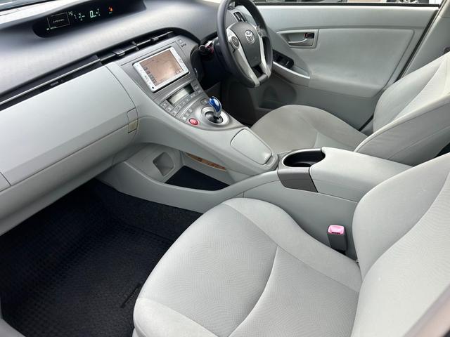 プリウス Ｓ　後期型　車検整備付き　純正ナビＴＶ・Ｂｌｕｅｔｏｏｔｈ・Ｂモニター　ステアスイッチ　ＨＩＤヘッドライト＆フォグ　ＥＴＣ　横滑り防止機能　プッシュスタート＆スマートキー　コーナーセンサー　前後ドラレコ（17枚目）