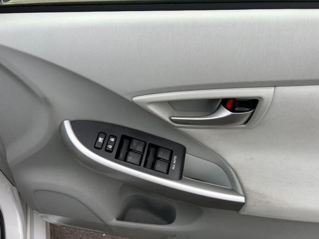 プリウス Ｓ　後期型　車検整備付き　純正ナビＴＶ・Ｂｌｕｅｔｏｏｔｈ・Ｂモニター　ステアスイッチ　ＨＩＤヘッドライト＆フォグ　ＥＴＣ　横滑り防止機能　プッシュスタート＆スマートキー　コーナーセンサー　前後ドラレコ（34枚目）