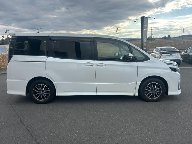 ヴォクシー ＺＳ　７人乗り・キャプテンシート　車検整備付　両側電動スライドドア　純正９型ナビＴＶ・Ｂカメラ・Ｂｌｕｅｔｏｏｔｈ　ステアスイッチ　ＬＥＤライト＆フォグ　プッシュスタート・スマートキー　ＥＴＣ　関東仕入れ（4枚目）