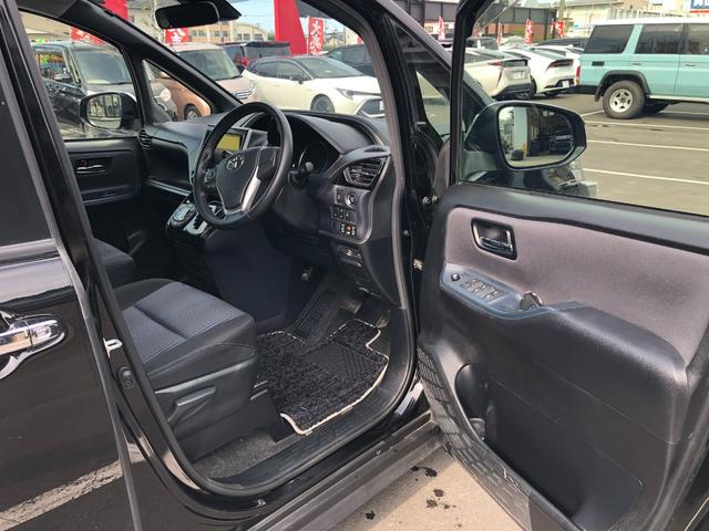 ヴォクシー ＺＳ　煌ＩＩ　ナビゲーション　フリップダウンモニター　バックカメラ　ＥＴＣ　アイドリングストップ車　運転席エアバック　助手席エアバック　誤発進抑制機能　フルフラットシート　キーフリーシステム　ＬＥＤヘット（2枚目）