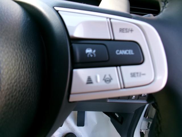 フィット ｅ：ＨＥＶホーム　４ＷＤ　ＬＫＡＳ　ＶＳＡ　オートマチックハイビーム　サイドカーテンエアバック　衝突安全ボディ　前後ソナー　スマートキ　ＥＣＯＮモード　踏み間違い防止　盗難防止装置　クルコン　パワーウィンドウ（3枚目）