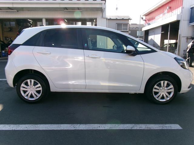 フィット ｅ：ＨＥＶホーム　４ＷＤ　ＬＫＡＳ　ＶＳＡ　オートマチックハイビーム　サイドカーテンエアバック　衝突安全ボディ　前後ソナー　スマートキ　ＥＣＯＮモード　踏み間違い防止　盗難防止装置　クルコン　パワーウィンドウ（10枚目）