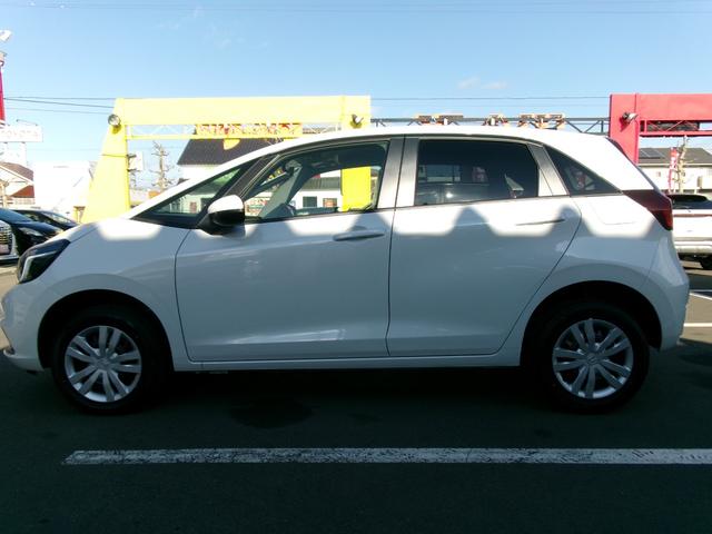 フィット ｅ：ＨＥＶホーム　４ＷＤ　ＬＫＡＳ　ＶＳＡ　オートマチックハイビーム　サイドカーテンエアバック　衝突安全ボディ　前後ソナー　スマートキ　ＥＣＯＮモード　踏み間違い防止　盗難防止装置　クルコン　パワーウィンドウ（14枚目）