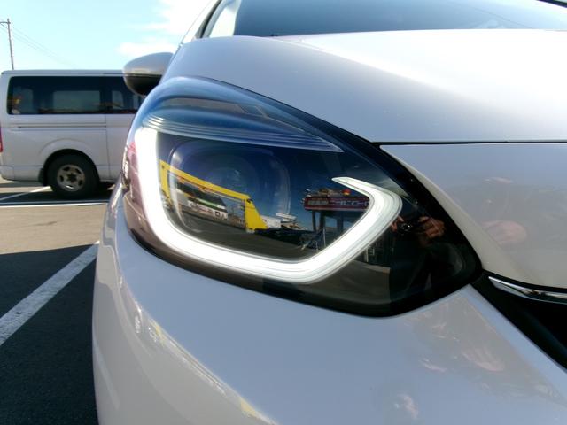 フィット ｅ：ＨＥＶホーム　４ＷＤ　ＬＫＡＳ　ＶＳＡ　オートマチックハイビーム　サイドカーテンエアバック　衝突安全ボディ　前後ソナー　スマートキ　ＥＣＯＮモード　踏み間違い防止　盗難防止装置　クルコン　パワーウィンドウ（17枚目）