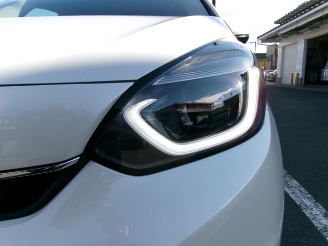 フィット ｅ：ＨＥＶホーム　４ＷＤ　ＬＫＡＳ　ＶＳＡ　オートマチックハイビーム　サイドカーテンエアバック　衝突安全ボディ　前後ソナー　スマートキ　ＥＣＯＮモード　踏み間違い防止　盗難防止装置　クルコン　パワーウィンドウ（18枚目）