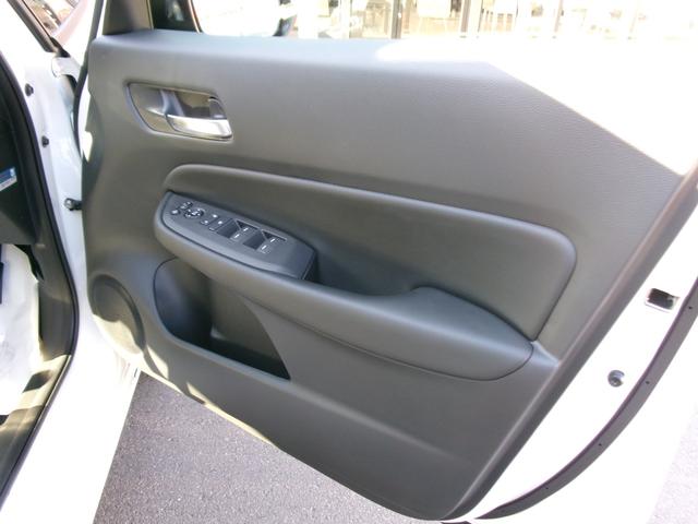 フィット ｅ：ＨＥＶホーム　４ＷＤ　ＬＫＡＳ　ＶＳＡ　オートマチックハイビーム　サイドカーテンエアバック　衝突安全ボディ　前後ソナー　スマートキ　ＥＣＯＮモード　踏み間違い防止　盗難防止装置　クルコン　パワーウィンドウ（22枚目）