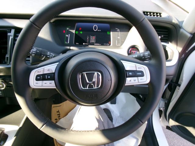 フィット ｅ：ＨＥＶホーム　４ＷＤ　ＬＫＡＳ　ＶＳＡ　オートマチックハイビーム　サイドカーテンエアバック　衝突安全ボディ　前後ソナー　スマートキ　ＥＣＯＮモード　踏み間違い防止　盗難防止装置　クルコン　パワーウィンドウ（24枚目）