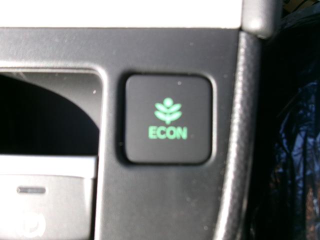 フィット ｅ：ＨＥＶホーム　４ＷＤ　ＬＫＡＳ　ＶＳＡ　オートマチックハイビーム　サイドカーテンエアバック　衝突安全ボディ　前後ソナー　スマートキ　ＥＣＯＮモード　踏み間違い防止　盗難防止装置　クルコン　パワーウィンドウ（28枚目）