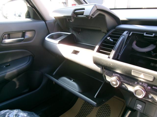 フィット ｅ：ＨＥＶホーム　４ＷＤ　ＬＫＡＳ　ＶＳＡ　オートマチックハイビーム　サイドカーテンエアバック　衝突安全ボディ　前後ソナー　スマートキ　ＥＣＯＮモード　踏み間違い防止　盗難防止装置　クルコン　パワーウィンドウ（29枚目）