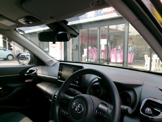 ゆったりとした室内空間、足元も広々♪長時間の運転も楽しくなります（＊＾＾）ｖ