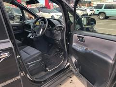当店では買取したお車の年式・状態・金額に合わせて価格設定を行っております。中にはちょっとした傷や凹みのあるお車もあります。その位なら直さず安い方がいいとの要望にお応えしての展示スタイルです！ 2