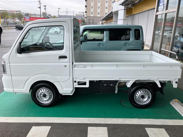 キャリイトラック ＫＣエアコンパワステ　６型　　４ＷＤ　　５速マニュアル車　パートタイム４ＷＤ　　運転席エアバッグ　　助手席エアバッグ　　エアコン　　パワステ　　ＡＢＳ　　スピーカー内蔵型ＡＭ／ＦＭラジオオーディオ　　オートライト機能　　横滑り防止機能　　ロック付き給油口（3枚目）