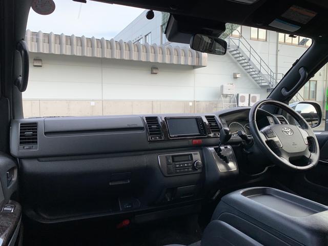 ハイエースバン スーパーＧＬ　ダークプライムＩＩ　４ＷＤ　禁煙車　ベッドキット　ＳＤナビフルセグＴＶ　バックカメラ　記録簿　ＥＴＣ　衝突被害軽減装置　ハーフレザー　イージークローズ付両側スライドドア　ＬＥＤオートライト　スマートキー　オートエアコン（3枚目）