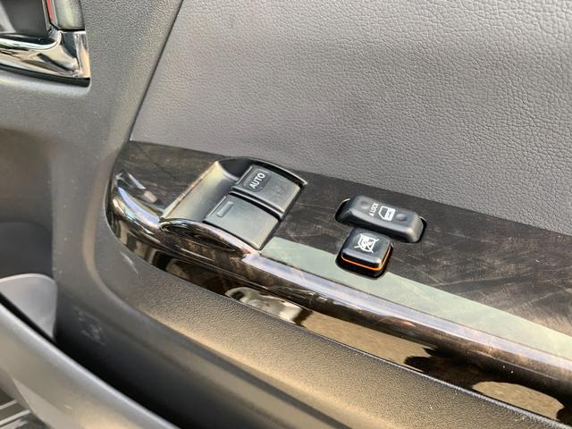 ハイエースバン スーパーＧＬ　ダークプライムＩＩ　４ＷＤ　禁煙車　ベッドキット　ＳＤナビフルセグＴＶ　バックカメラ　記録簿　ＥＴＣ　衝突被害軽減装置　ハーフレザー　イージークローズ付両側スライドドア　ＬＥＤオートライト　スマートキー　オートエアコン（18枚目）
