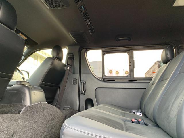 ハイエースバン スーパーＧＬ　ダークプライムＩＩ　４ＷＤ　禁煙車　ベッドキット　ＳＤナビフルセグＴＶ　バックカメラ　記録簿　ＥＴＣ　衝突被害軽減装置　ハーフレザー　イージークローズ付両側スライドドア　ＬＥＤオートライト　スマートキー　オートエアコン（26枚目）