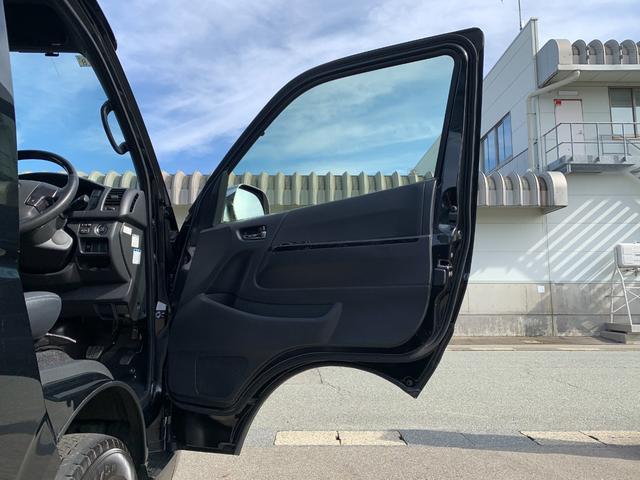 ハイエースバン スーパーＧＬ　ダークプライムＩＩ　４ＷＤ　禁煙車　ベッドキット　ＳＤナビフルセグＴＶ　バックカメラ　記録簿　ＥＴＣ　衝突被害軽減装置　ハーフレザー　イージークローズ付両側スライドドア　ＬＥＤオートライト　スマートキー　オートエアコン（35枚目）