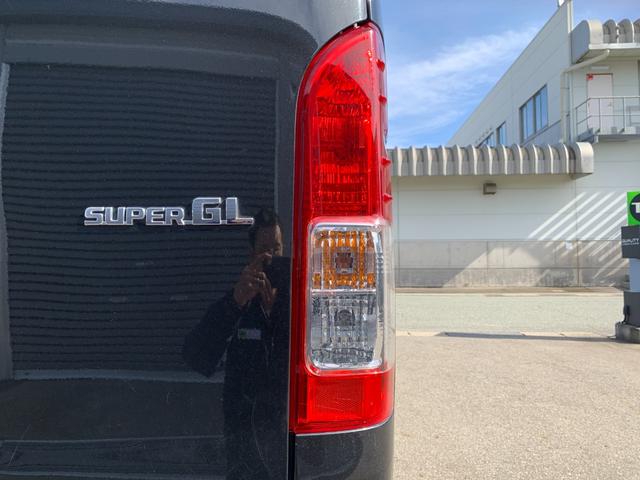 ハイエースバン スーパーＧＬ　ダークプライムＩＩ　４ＷＤ　禁煙車　ベッドキット　ＳＤナビフルセグＴＶ　バックカメラ　記録簿　ＥＴＣ　衝突被害軽減装置　ハーフレザー　イージークローズ付両側スライドドア　ＬＥＤオートライト　スマートキー　オートエアコン（54枚目）