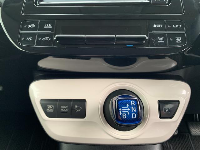 プリウス Ｓ　４ＷＤ　純正ＳＤナビＴＶ　バックカメラ　点検整備記録簿　純正１５インチＡＷ　ビルトインＥＴＣ　ＬＥＤオートライト　プライバシーガラス　スマートキー　プッシュスタート　横滑り防止装置　電動格納ミラー（11枚目）