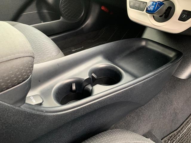 プリウス Ｓ　４ＷＤ　純正ＳＤナビＴＶ　バックカメラ　点検整備記録簿　純正１５インチＡＷ　ビルトインＥＴＣ　ＬＥＤオートライト　プライバシーガラス　スマートキー　プッシュスタート　横滑り防止装置　電動格納ミラー（12枚目）