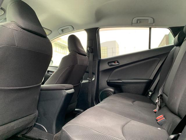 プリウス Ｓ　４ＷＤ　純正ＳＤナビＴＶ　バックカメラ　点検整備記録簿　純正１５インチＡＷ　ビルトインＥＴＣ　ＬＥＤオートライト　プライバシーガラス　スマートキー　プッシュスタート　横滑り防止装置　電動格納ミラー（21枚目）