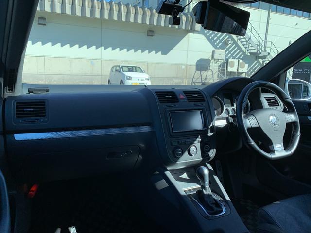 ゴルフ Ｒ３２　４ＷＤ　禁煙車　車検令和９年１２月迄　記録簿　ＨＤＤナビフルセグＴＶ　ヒーター付黒革シート　ＥＴＣ　純正１８インチアルミホイール　ＨＩＤオートヘッドライト　前後ドライブレコーダー　オートエアコン（3枚目）