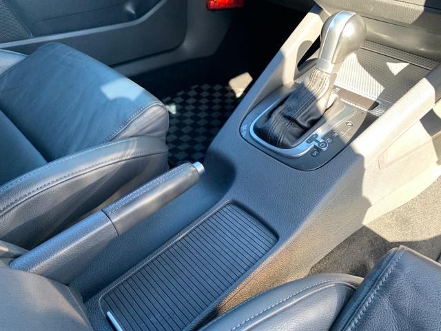 ゴルフ Ｒ３２　４ＷＤ　禁煙車　車検令和９年１２月迄　記録簿　ＨＤＤナビフルセグＴＶ　ヒーター付黒革シート　ＥＴＣ　純正１８インチアルミホイール　ＨＩＤオートヘッドライト　前後ドライブレコーダー　オートエアコン（11枚目）