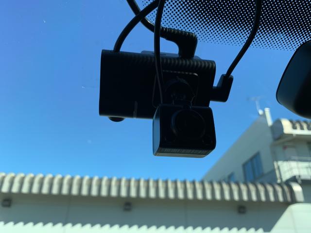 ゴルフ Ｒ３２　４ＷＤ　禁煙車　車検令和９年１２月迄　記録簿　ＨＤＤナビフルセグＴＶ　ヒーター付黒革シート　ＥＴＣ　純正１８インチアルミホイール　ＨＩＤオートヘッドライト　前後ドライブレコーダー　オートエアコン（14枚目）