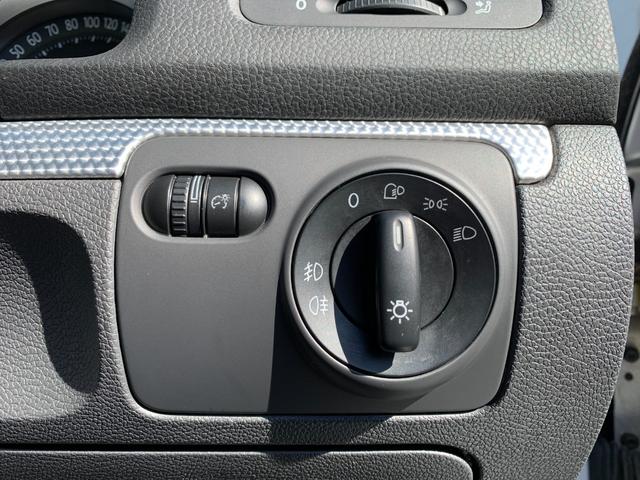 ゴルフ Ｒ３２　４ＷＤ　禁煙車　車検令和９年１２月迄　記録簿　ＨＤＤナビフルセグＴＶ　ヒーター付黒革シート　ＥＴＣ　純正１８インチアルミホイール　ＨＩＤオートヘッドライト　前後ドライブレコーダー　オートエアコン（15枚目）