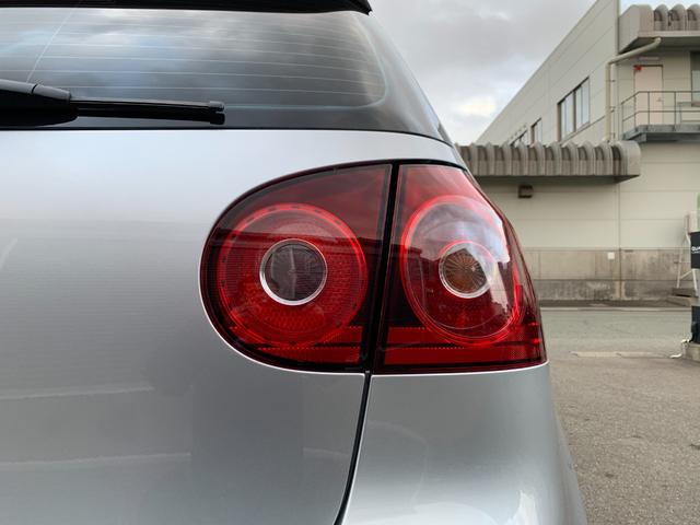 ゴルフ Ｒ３２　４ＷＤ　禁煙車　車検令和９年１２月迄　記録簿　ＨＤＤナビフルセグＴＶ　ヒーター付黒革シート　ＥＴＣ　純正１８インチアルミホイール　ＨＩＤオートヘッドライト　前後ドライブレコーダー　オートエアコン（52枚目）