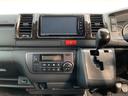 ハイエースバン スーパーＧＬ　ダークプライムＩＩ　４ＷＤ　禁煙車　ベッドキット　ＳＤナビフルセグＴＶ　バックカメラ　記録簿　ＥＴＣ　衝突被害軽減装置　ハーフレザー　イージークローズ付両側スライドドア　ＬＥＤオートライト　スマートキー　オートエアコン（6枚目）