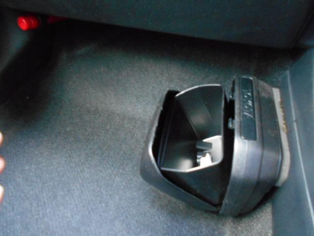 小物収納ボックスはトヨタ純正が助手席のあ足元にあります。
